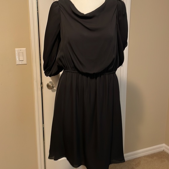 ALICE + OLIVIA BLACK SILK ABOVE THE KNEE COLD SHOULDER OPEN BACK DRESS size M - Picture 8 of 12